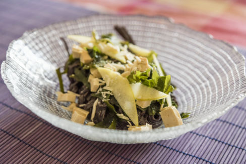 Noodles neri di riso, tofu, alghe