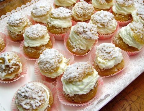 Bignè (Cavolini con panna montata)