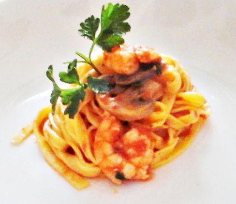 Il sapore del mare e della terra insieme in questo piatto di tagliatelle ai gamberi e funghi porcini
