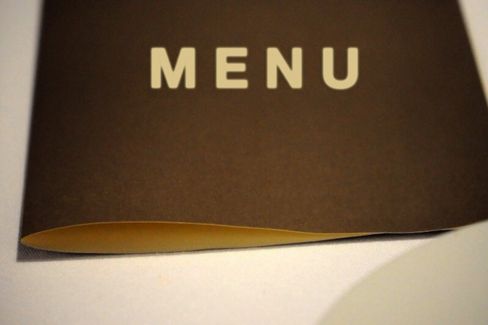 Non se ne può più: 8 frasi senza senso che troviamo nei menu dei ristoranti