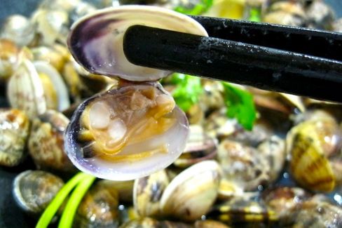 Bisogna pur avere qualche principio etico. Il mio è: non mettere il pomodoro negli spaghetti alle vongole, ma possiamo discuterne