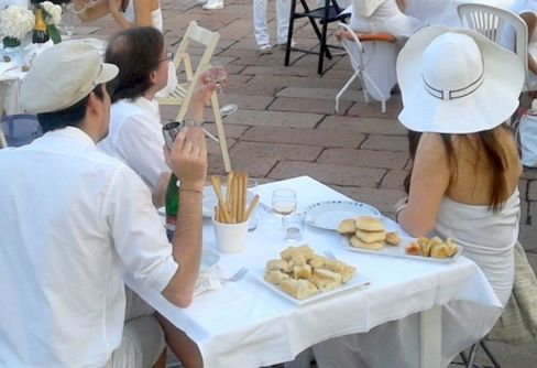 Diner en blanc. In italiano cena in bianco evoca disturbi intestinali ma in francese suona figo