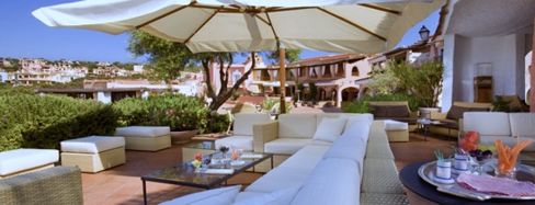 Si ricomincia: una Coca Cola e due palline di gelato al bar Il Portico di Porto Cervo costano 60 euro