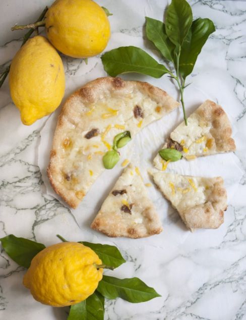 Pizza napoletana al piatto con bufala, limone e alici per MTC58