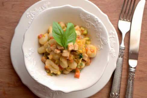 Gnocchetti di robiola con pesce spada, zucchine e fiori di zucca