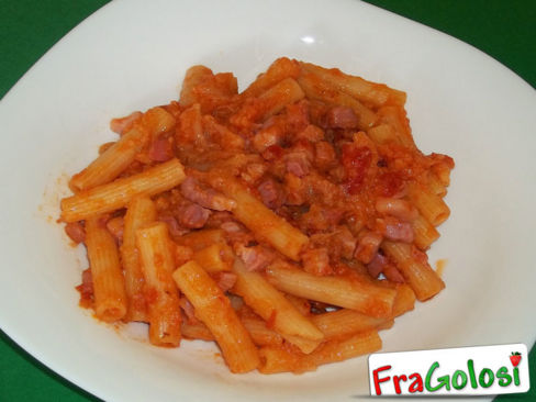 PASTA CON CAVOLFIORE, PANCETTA, PINOLI ED UVETTA