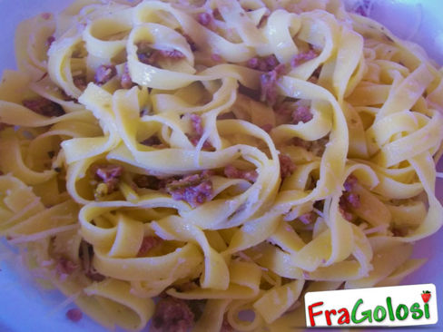 TAGLIATELLE CON RAGÙ  DI CARNI MISTE IN BIANCO