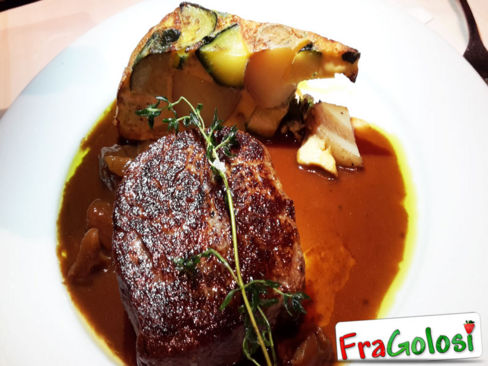 MEDAGLIONI DI MANZO IN SALSA DI PORCINI CON TORTINO DI ZUCCHINE E PATATE