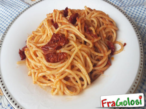 SPAGHETTI CON PESTO ROSSO DI POMODORI SECCHI