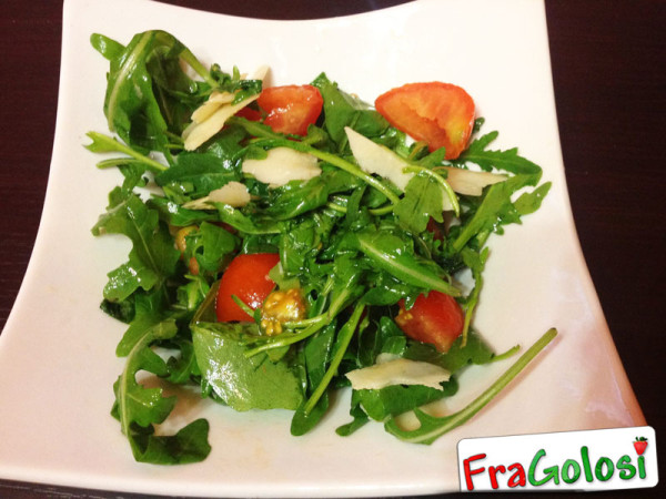 INSALATA DI RUCOLA, POMODORI E SCAGLIE DI PARMIGIANO