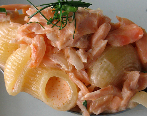Ricette primi: rigatoni con salmone affumicato e zucchine