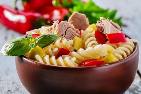 Insalata di pasta fredda con tonno