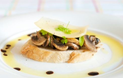 Bruschetta con funghi e grana