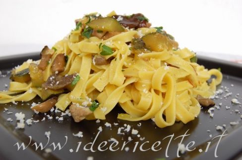 Ricetta Tagliatelle con funghi zucchine e pistilli di zafferano