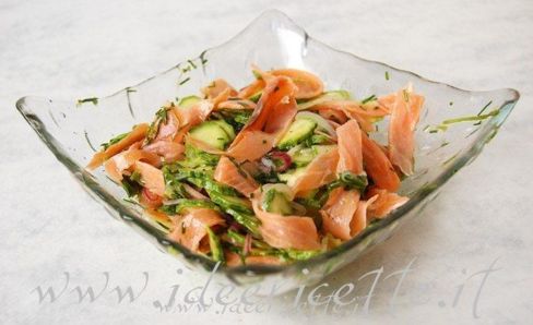 Ricetta Insalata di salmone affumicato e zucchine con cipolla ed erba cipollina