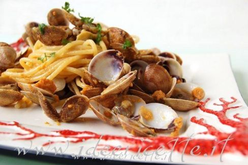 Ricetta Spaghetti con vongole e polpa di ricci di mare