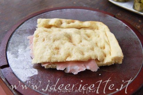 Schiacciata (o focaccia) all’olio con mortadella di Bologna