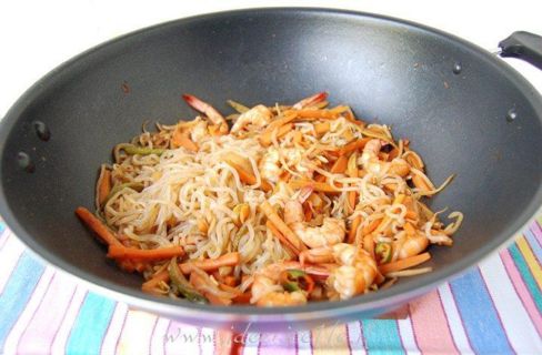 Ricetta Spaghetti Shirataki con gamberi e verdure