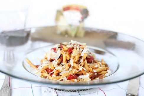 Ricetta Strozzapreti con salsiccia, peperoni e formaggio Occelli al pepe nero e bacche rosa