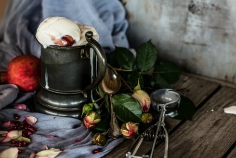 Gelato cremoso e vellutato alla rosa variegato al melograno