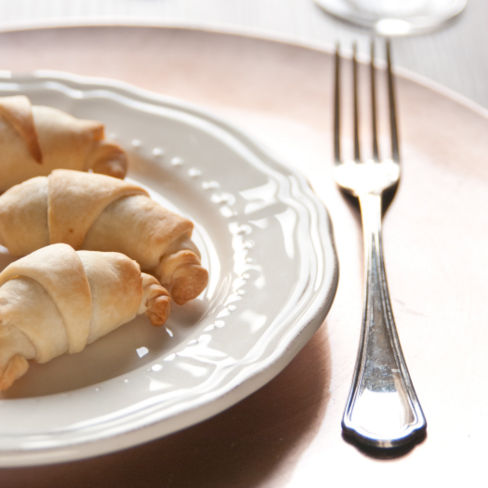 Croissant di pasta brisée ripieni di mousse di salmone