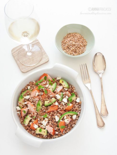 Insalata di farro con salmone, feta e avocado