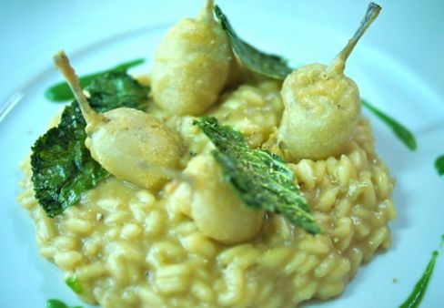 Risotto al fondente di cipolla di Alife con coscette di rana in tempura e salsa di torzelle