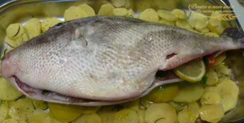 Pesce balestra al forno con patate e pomodorini