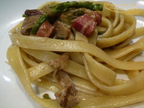 Tagliolini con asparagi, funghi porcini e pancetta