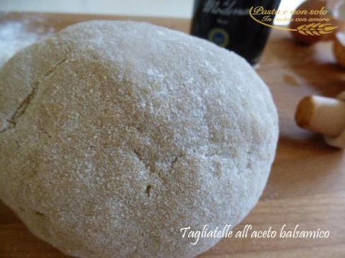 Tagliatelle all’aceto balsamico con salsa al limone e noci