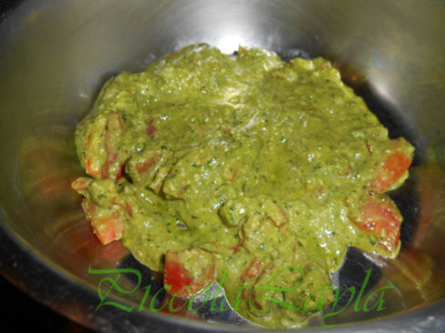 Spaghetti al Pesto Genovese con Pomodori e Feta Greca