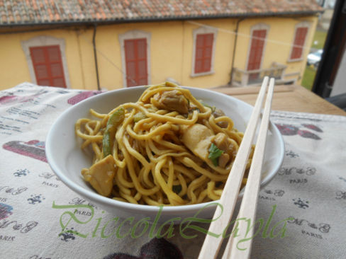 A pranzo in Cina: Noodles con Pollo e Zucchine al Curry