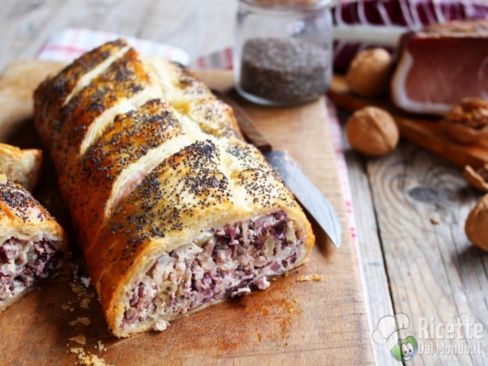 Strudel salato con radicchio, speck e noci