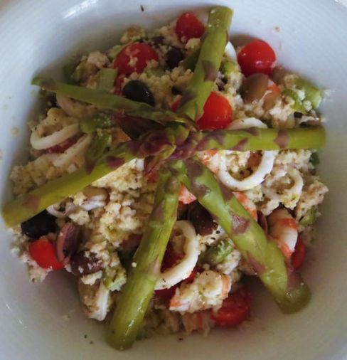 Panzanella integrale con asparagi e insalata di mare