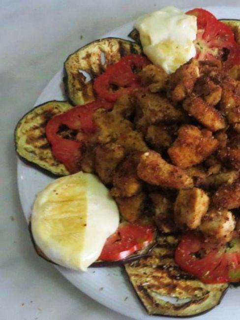 Melanzane, pomodori, pollo e tomino