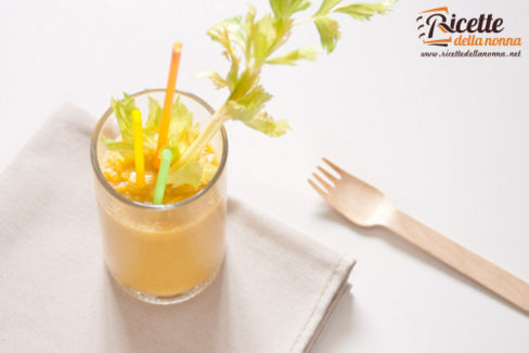 Smoothie di verdura, con mela, carota e sedano