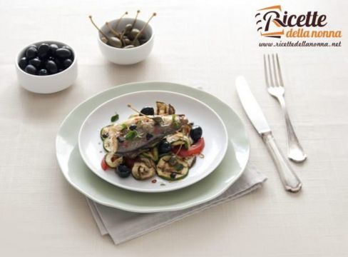 Nasellini al forno con verdure grigliate all’origano fresco, cucunci e olive nere