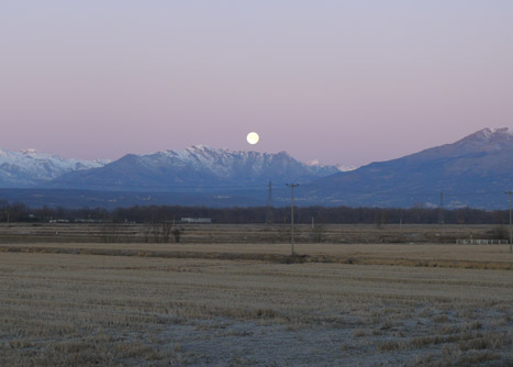 Lo spettacolo che la luna ci ha offerto questa mattina mentre si nascondeva dietro la morena laterale destra.