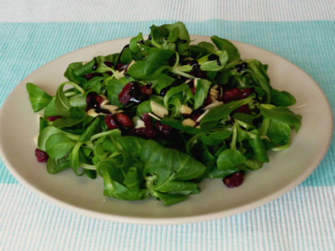 Insalata di valerianella e mirtilli rossi