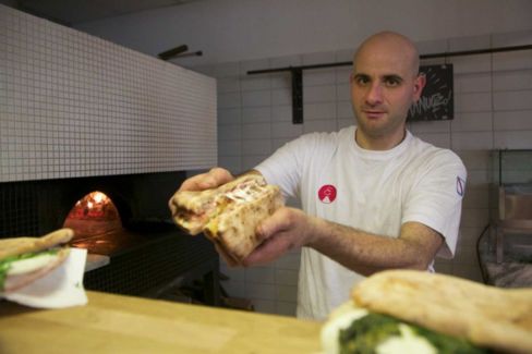 I fritti e altri piatti a Eccellenze Campane che oggi chiude per eccesso di successo