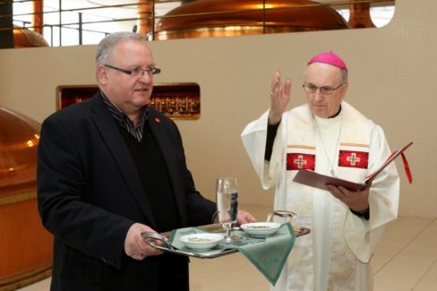 Pilsner Urquell, la birra benedetta alla cerimonia del Papa Santo