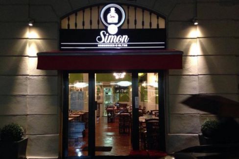 Milano. Sir Simon che vuol dire hamburger da 10 a 14 €