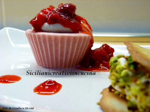 Cupcake di semifreddo di fragole con panna