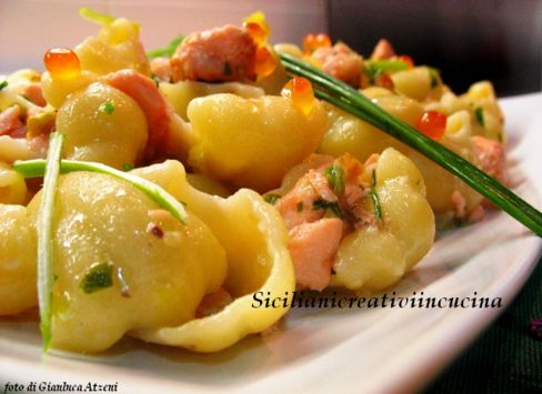 Pasta al limone con salmone, pistacchi ed erba cipollina