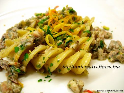 Pasta con pesto di alici, pistacchio, pinoli e agrumi