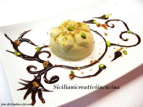 Bavarese al pistacchio con croccante e salsa al cioccolato