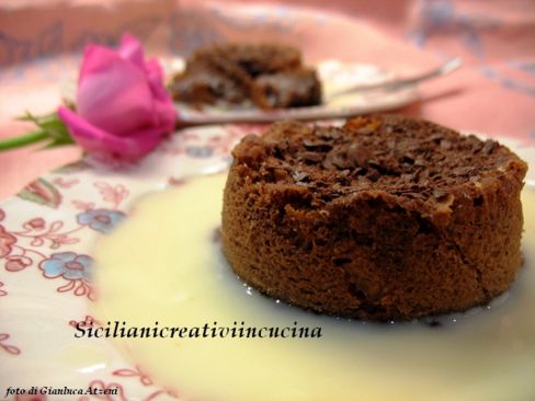 Flan al cioccolato fondente con salsa al cioccolato bianco