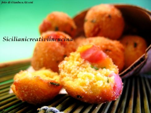 Crocchette di pane, prosciutto crudo ed erba cipollina