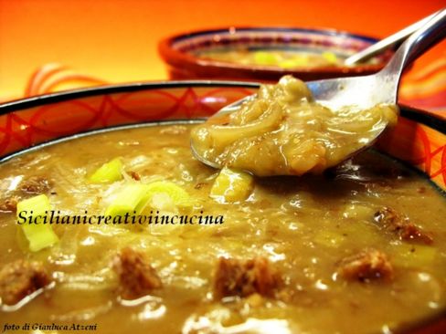 Zuppa di cipolle, pane integrale e birra