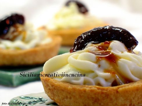 Cestini con mousse di squaquerello e fichi caramellati